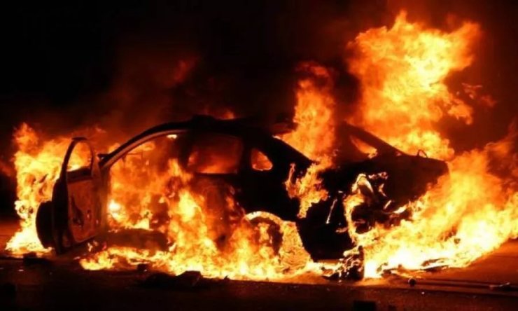 Пожар в Пафосе уничтожил автомобиль и повредил сухую растительность в районе Куклия
