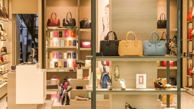 Скидки до 70% сохраняют высокий онлайн-шопинг на Кипре несмотря на новые таможенные сборы