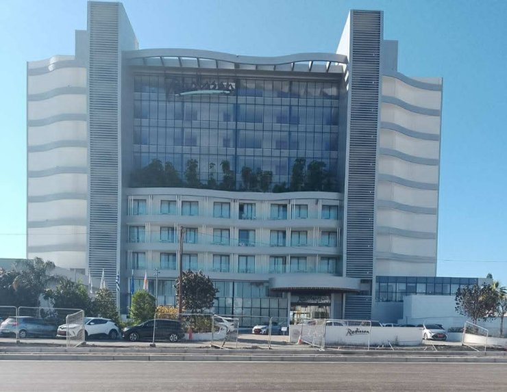 В Ларнаке закрыты два пляжных отеля из-за ремонта дороги Ларнака-Декелия до 23 июля