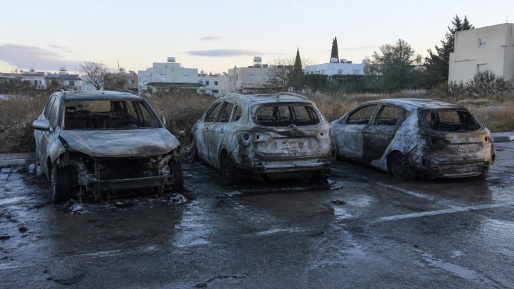 Четверо молодых задержаны за поджог трех автомобилей в Никосии и предстанут перед судом
