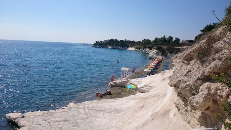 Стройка элитного комплекса The Rocks у пляжа Governor-s Beach затягивается из-за базы Мари