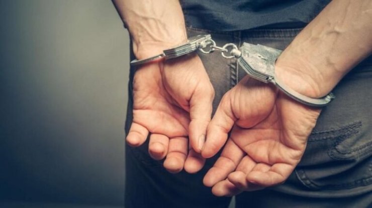 В Лимассоле группа из 10 человек в капюшонах напала на полицейский автомобиль и офицеров