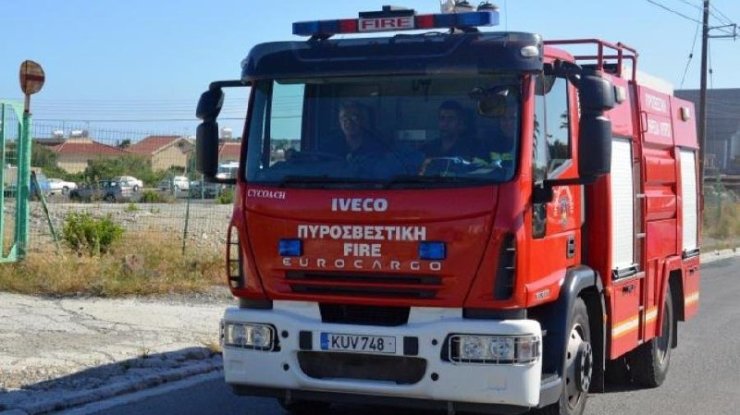 Пожар в районе Никосии уничтожил 2 гектара травы и повредил склад древесины