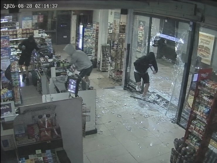 Трое молодых задержаны на Кипре за более чем 30 взломов магазинов с кражами и разрушениями
