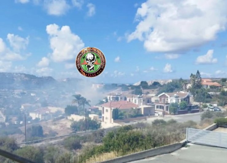 Пожарные и техника британских баз борются с огнем в жилой зоне Писсури с 28 сентября