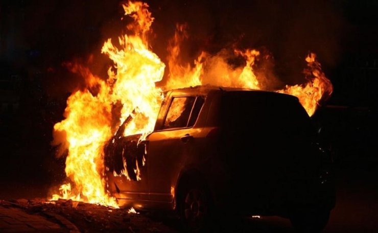 В Пафосском районе ночью подожгли два автомобиля семьи, полиция расследует поджог