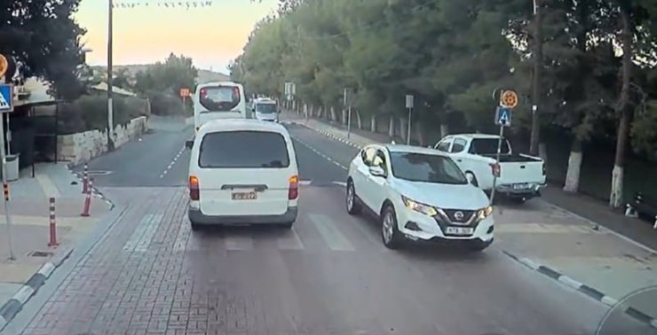 Водитель на Кипре выехал на встречку и тротуар, создав опасность для пешеходов