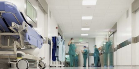Два офтальмолога признали вину после смягчения обвинений в деле о потере зрения пациентов