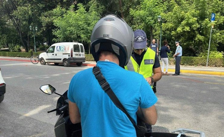 Полиция Кипра за день выявила 99 нарушений езды без шлема и 305 других нарушений ПДД