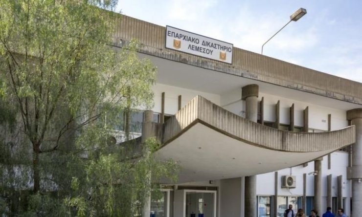 В Лимассоле судят 22-летнего мужчину за взрыв магазина после скандала с матчем АЕЛ-АПОЕЛ
