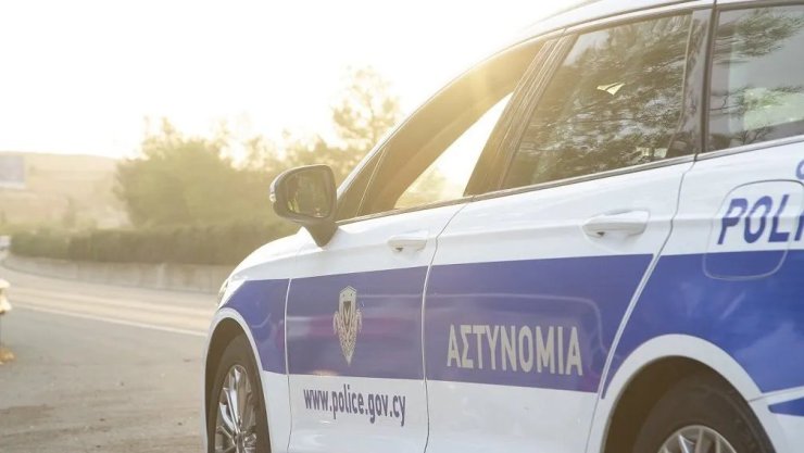 В Палиометохо утром 20 октября автомобиль перевернулся водитель спасен и госпитализирован