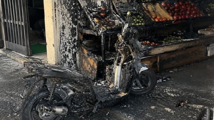 В Никосии сгорел мотоцикл и пострадала соседняя фруктовая лавка из-за пожара на улице