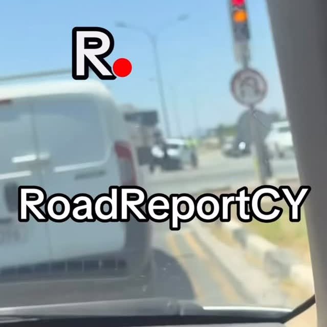 В Ларнаке легковой автомобиль потерял управление и врезался в дорожный знак на Камарес