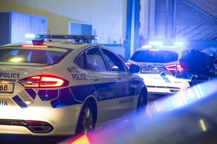 В Лимасоле ночью прогремели два взрыва петард у фасадов магазинов с повреждениями отделки